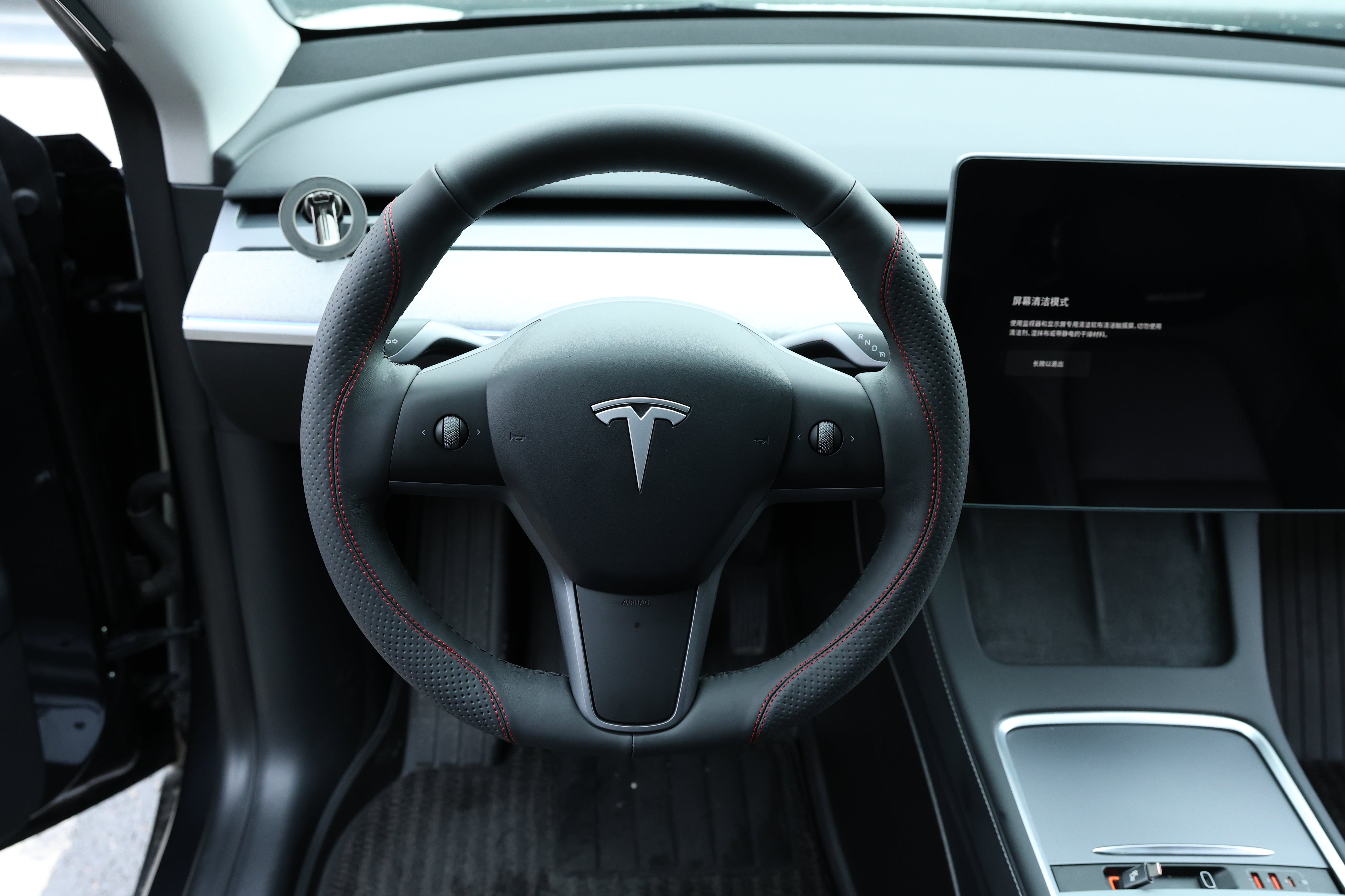 Tesla-Lenkradbezug in 40 Minuten montieren: Die neue Generation der handgenähten Passform