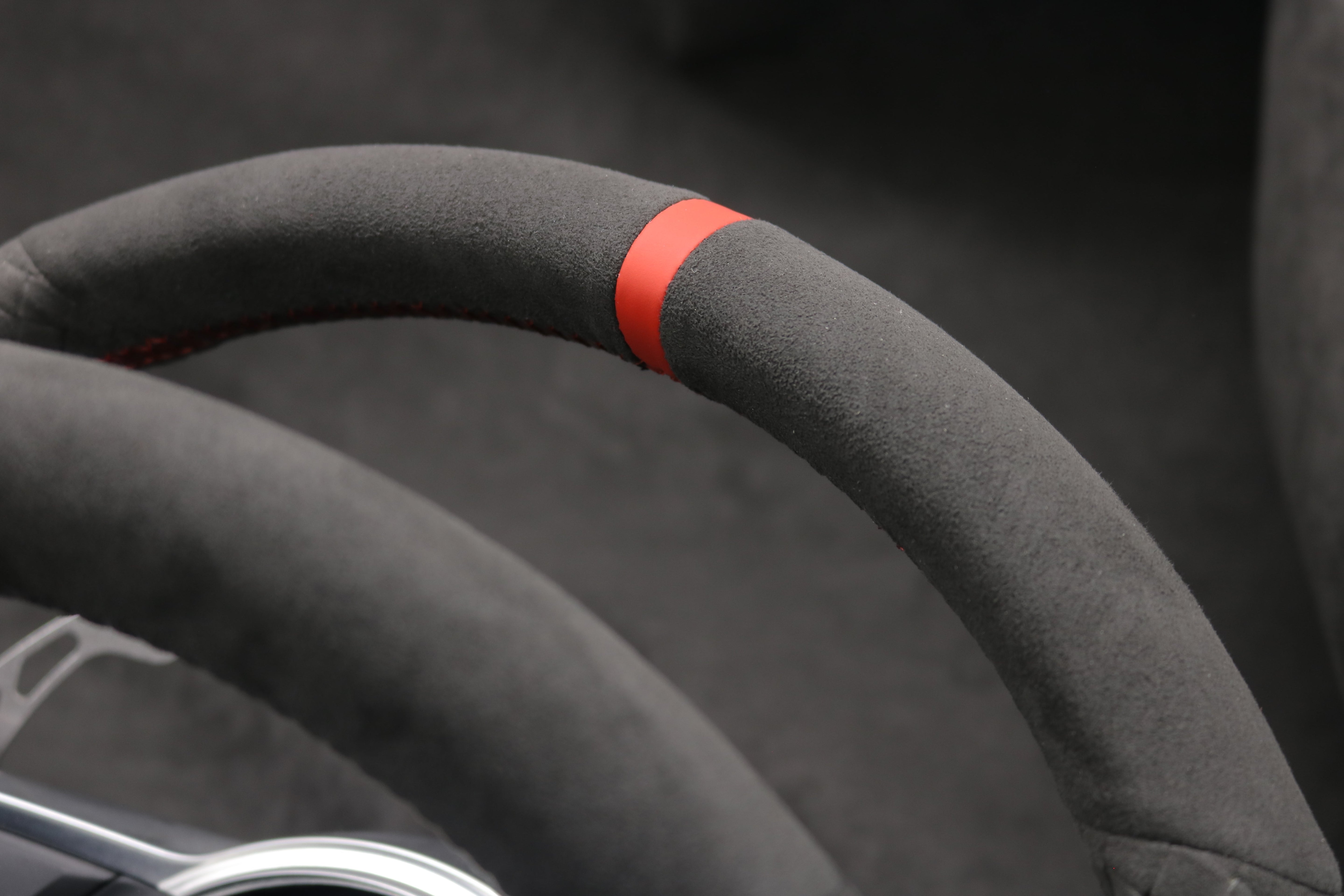 So pflegen Sie Ihre MEWANT Lenkradbezüge aus Leder und Alcantara