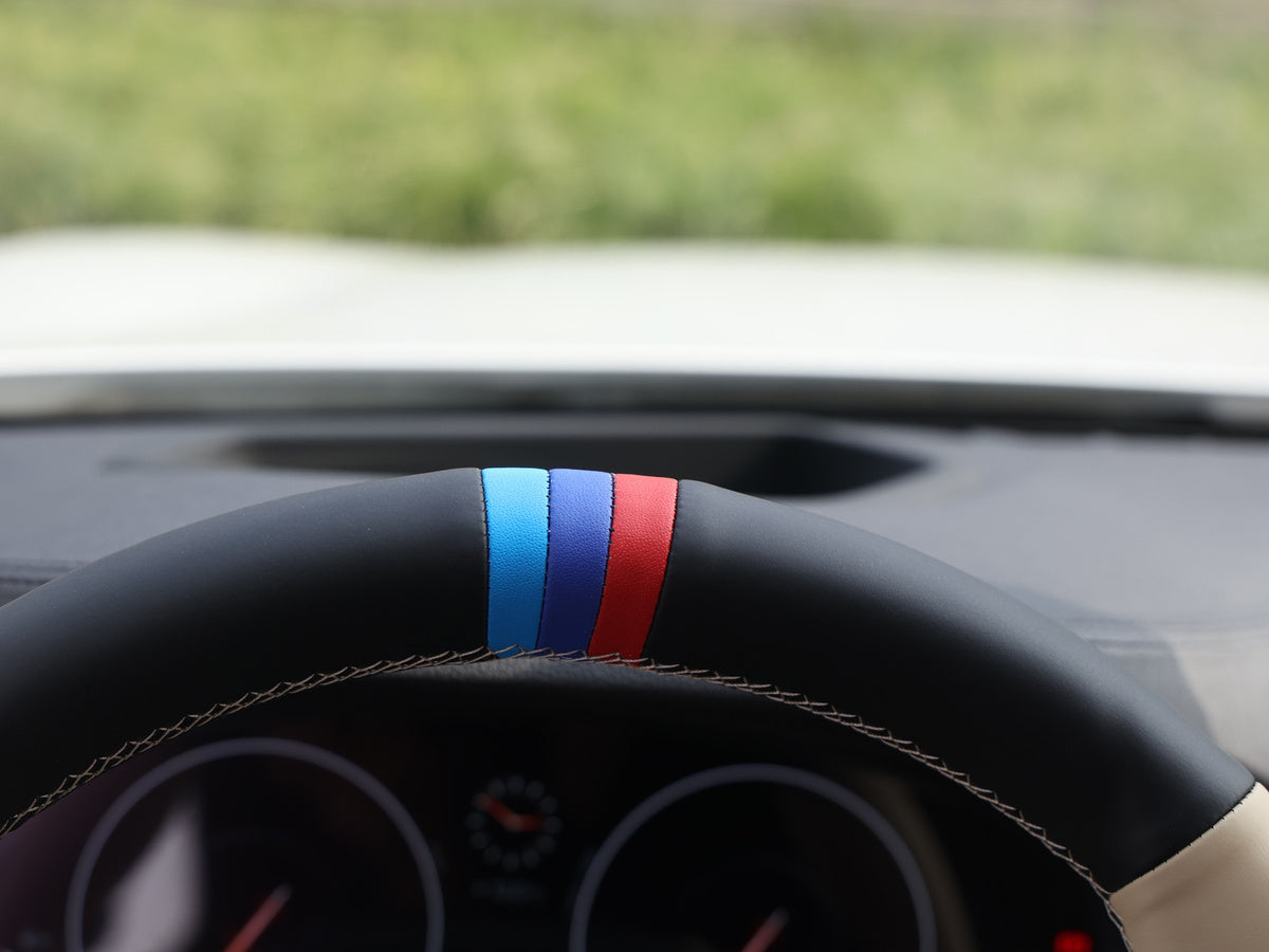 Hellblauer, blauer und roter Marker oben am schwarzen Lenkradkranz