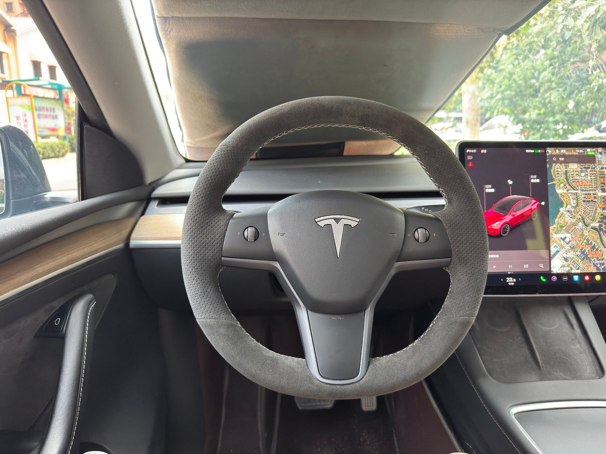 Tesla-Lenkrad mit dunklem textilem Bezug und sichtbarer Naht