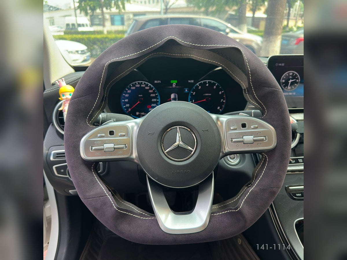 Locker aufgelegter Bezug vor dem Vernähen auf einem Mercedes-Benz-Lenkrad