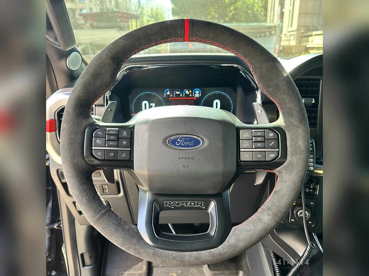 Ford-Lenkrad mit dunklem Bezug, rotem Marker und roter Naht