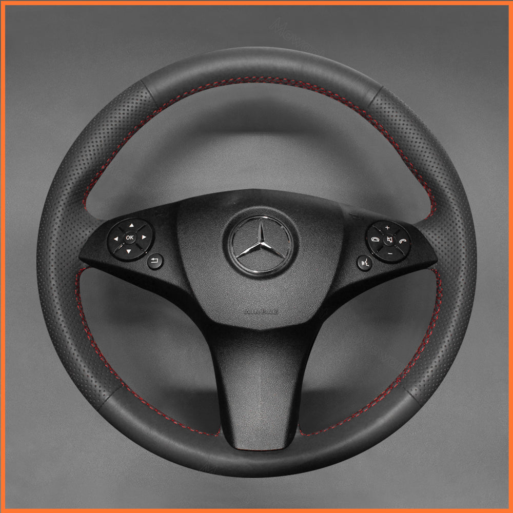 Passgenähter MEWANT Lenkradbezug an einem Mercedes Lenkrad