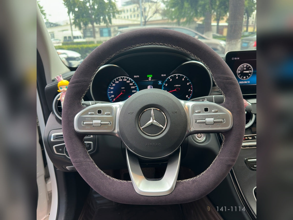 Mercedes-Benz-Lenkrad mit dunklem Bezug und heller Kreuznaht