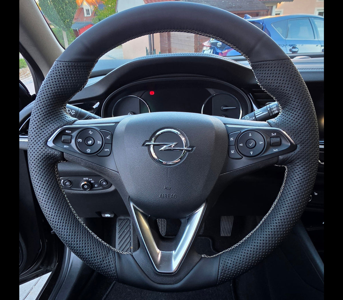 Opel-Lenkrad mit vernähtem Bezug als separates Montagebeispiel