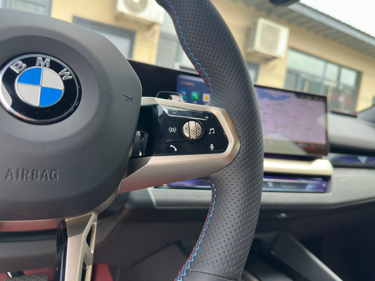 Bezugkante an der rechten BMW-Lenkradspeiche neben den Bedientasten