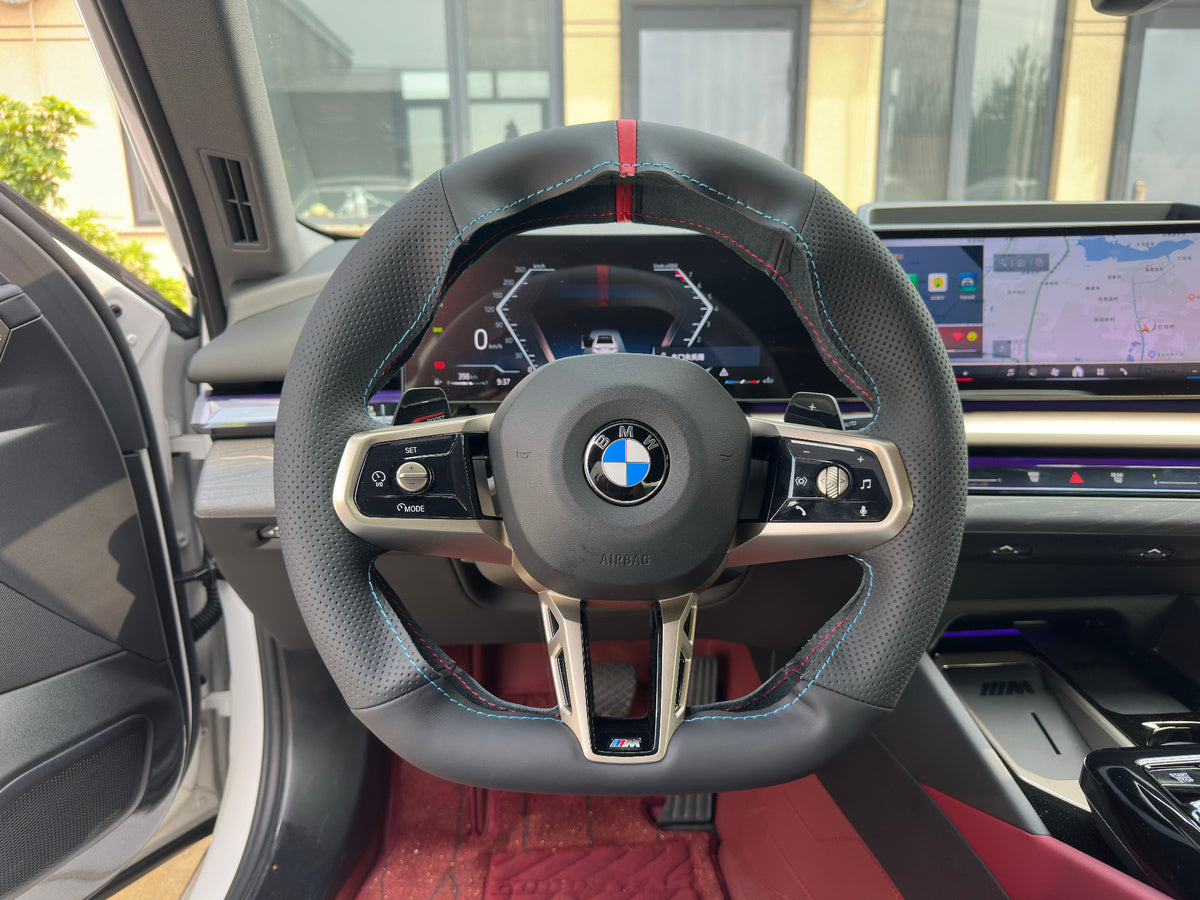 BMW-Lenkrad mit glatten und perforierten Bezugflächen sowie rotem Marker